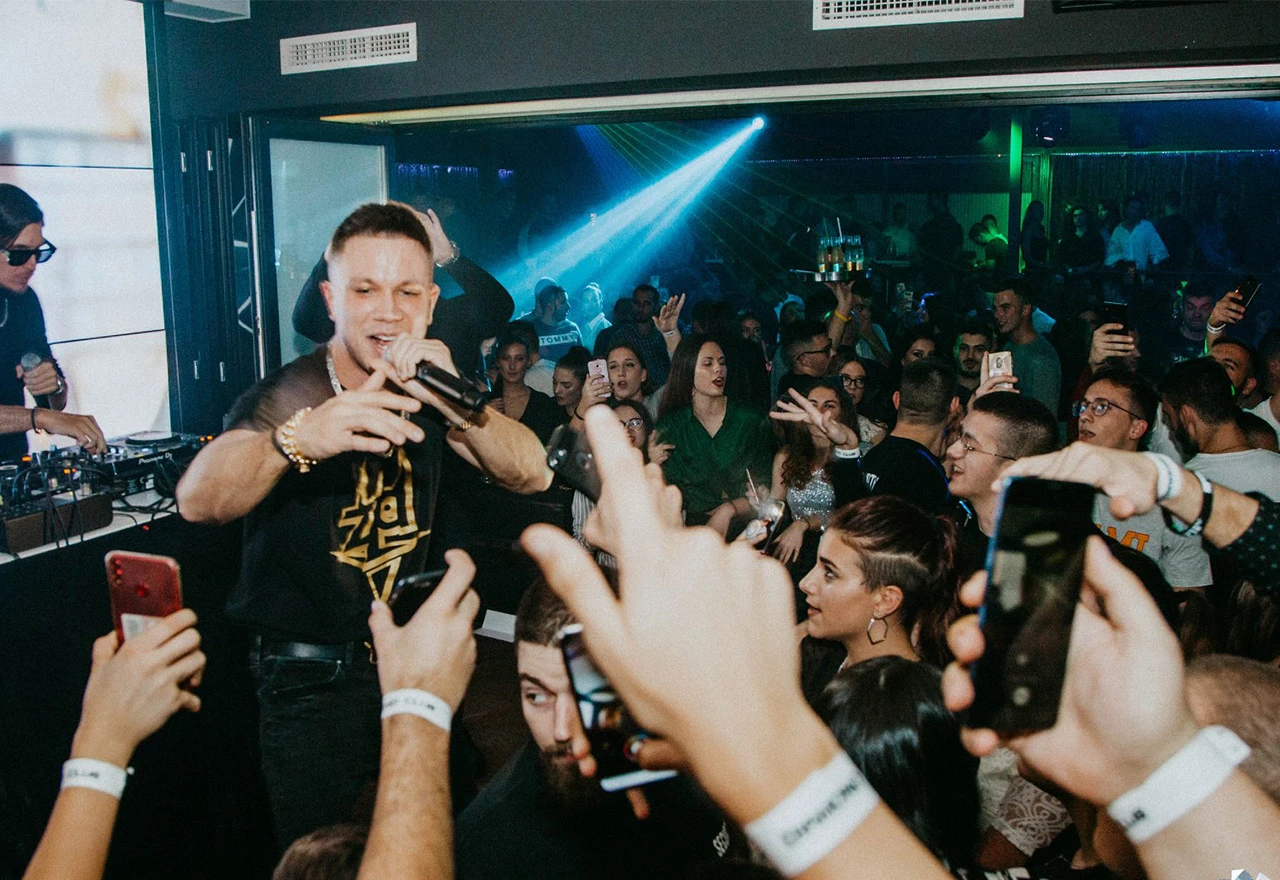 Evo kreću narodnjaci, nazdravljaju mi ortaci