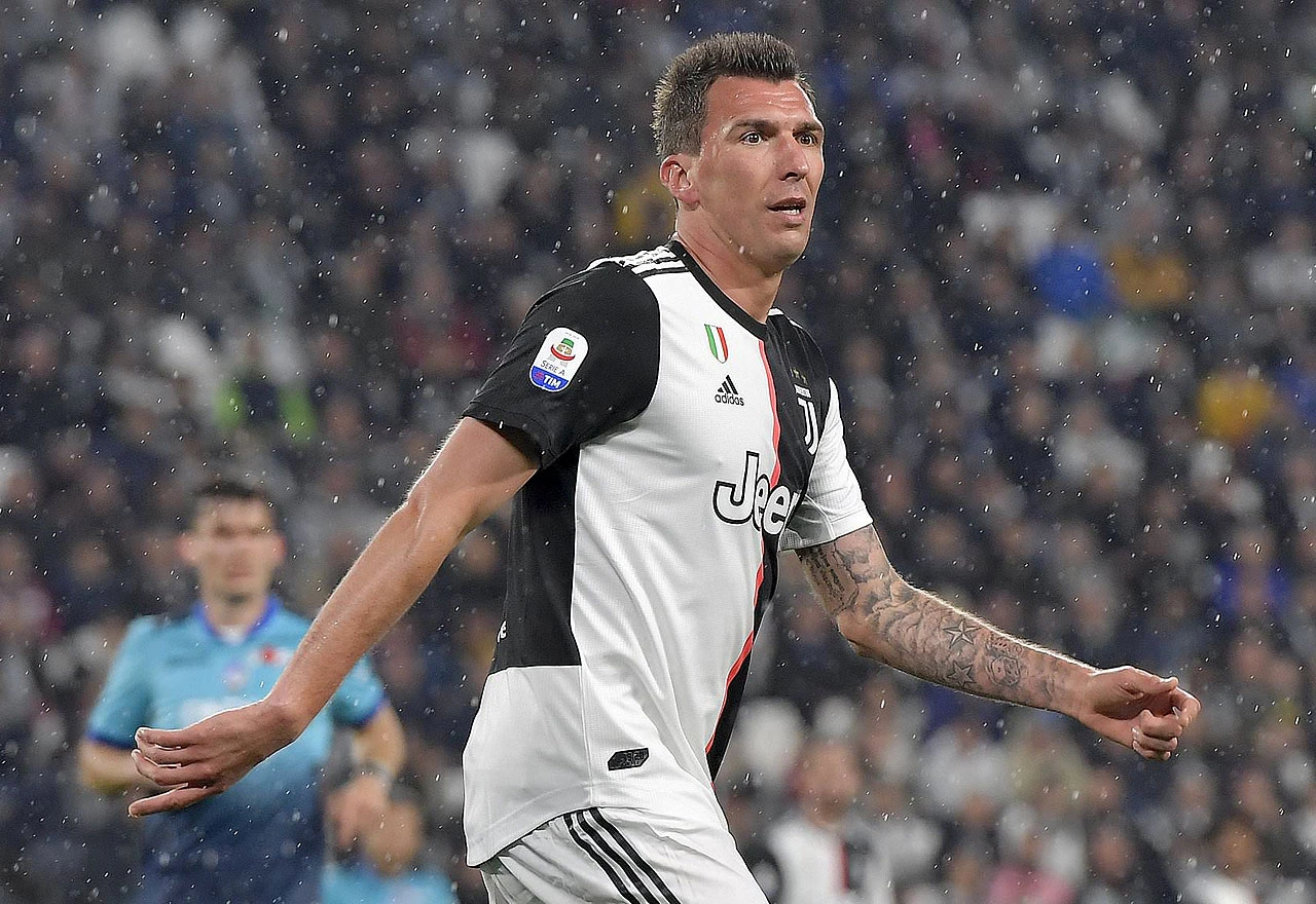 Mandžukić pristao na duplo manju plaću samo da ode
