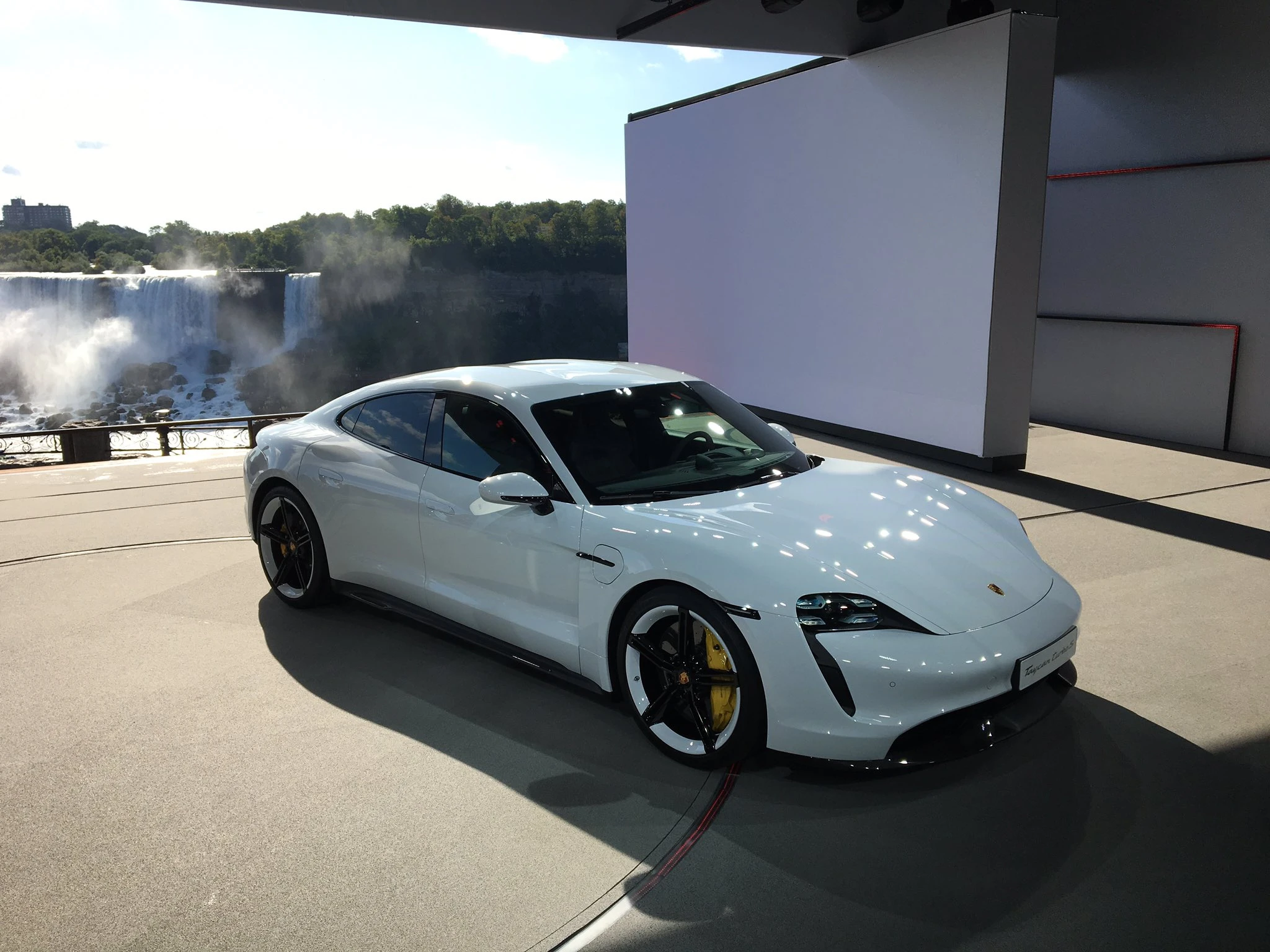 Tesla i Porsche "zaratili" oko performansi električnih automobila