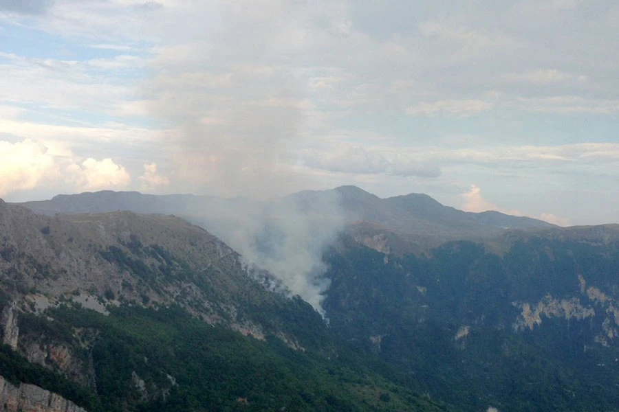Vojska novim helikopterom gasila požar u Konjicu