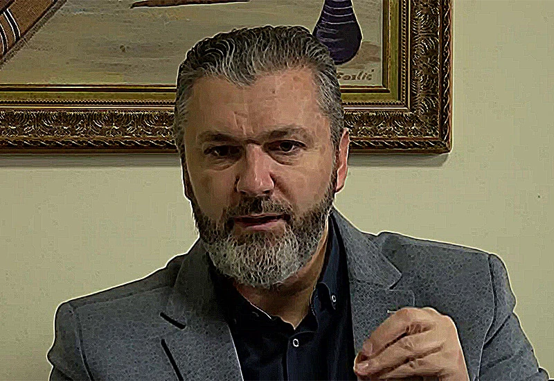 Paradiranje: Republika Homofobna