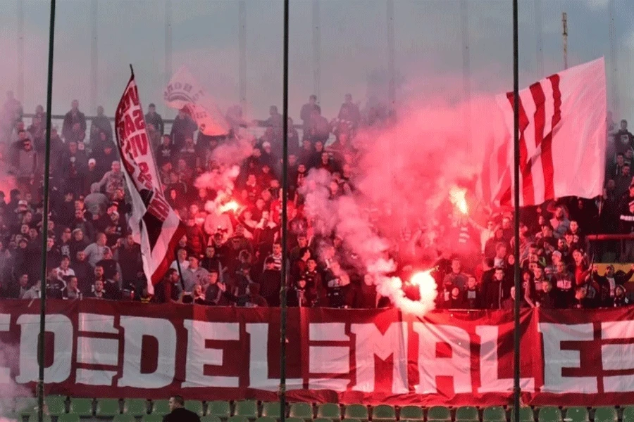 "Horde zla" zapalile nekoliko baklji na Koševu, pa zaradile zvižduke