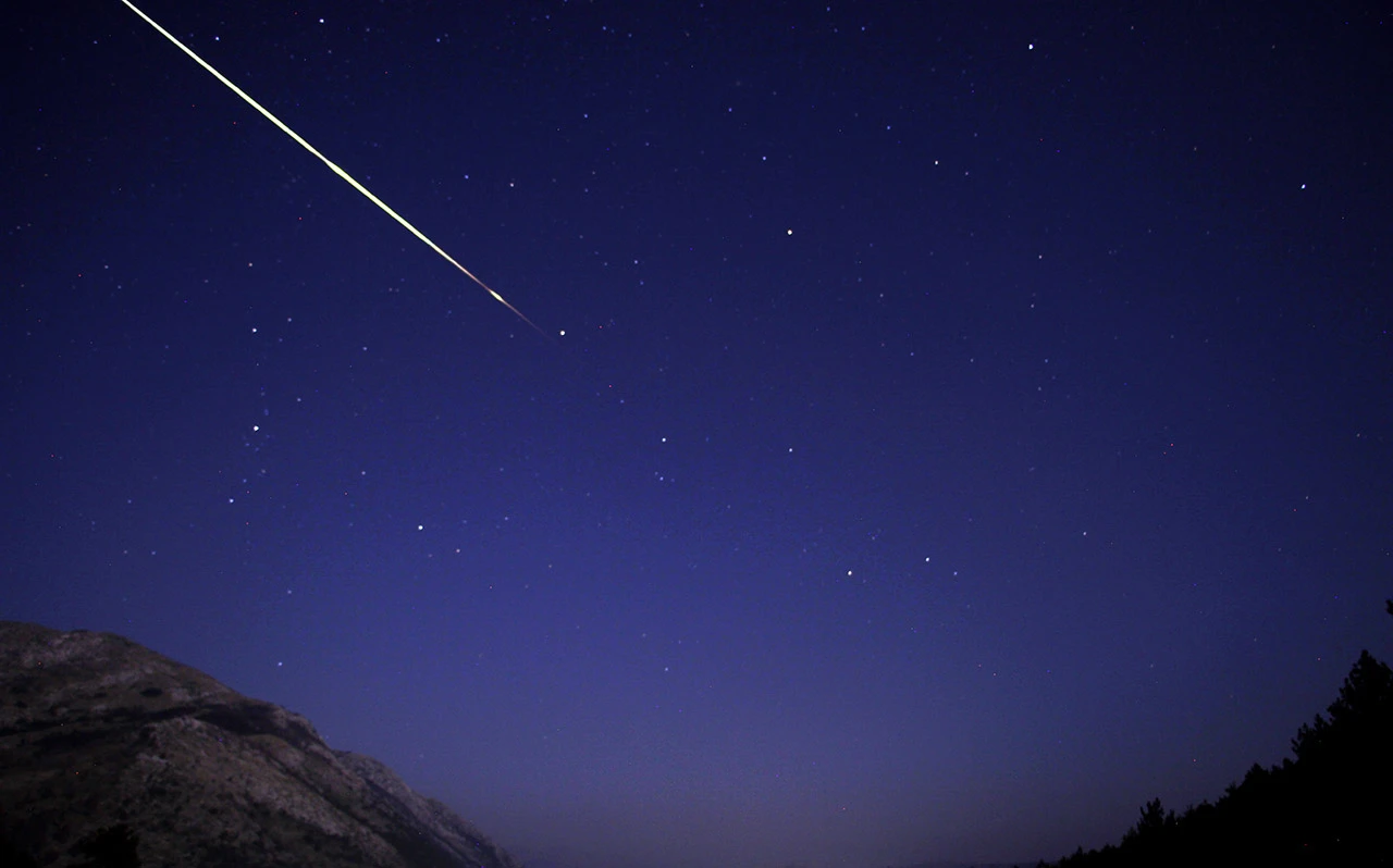 Meteorski roj na nebu iznad Mostara