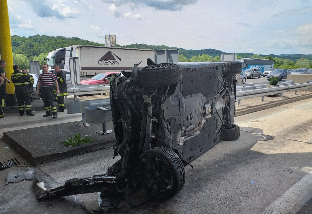 Naletio na dva automobila, pa se zabio u naplatnu kućicu