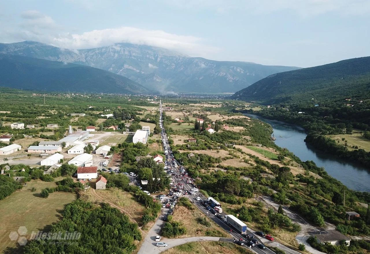 Ovako izgleda kolona u Salakovcu snimljena iz zraka