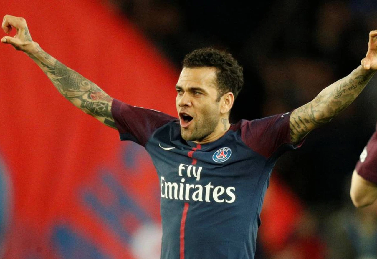 Dani Alves osvojio 40 trofeja, rekorder i dalje Hossam Hassan