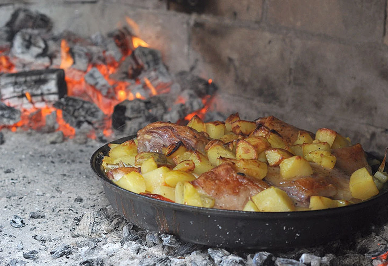 Održano prvenstvo u pripremi jela ispod sača: Tema - janjetina!
