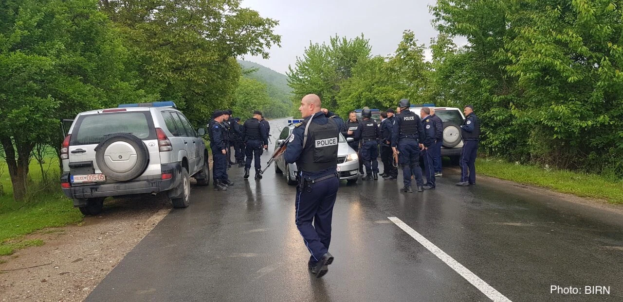 U policijskoj akciji ranjena tri policajaca, uhićeno 30 osoba