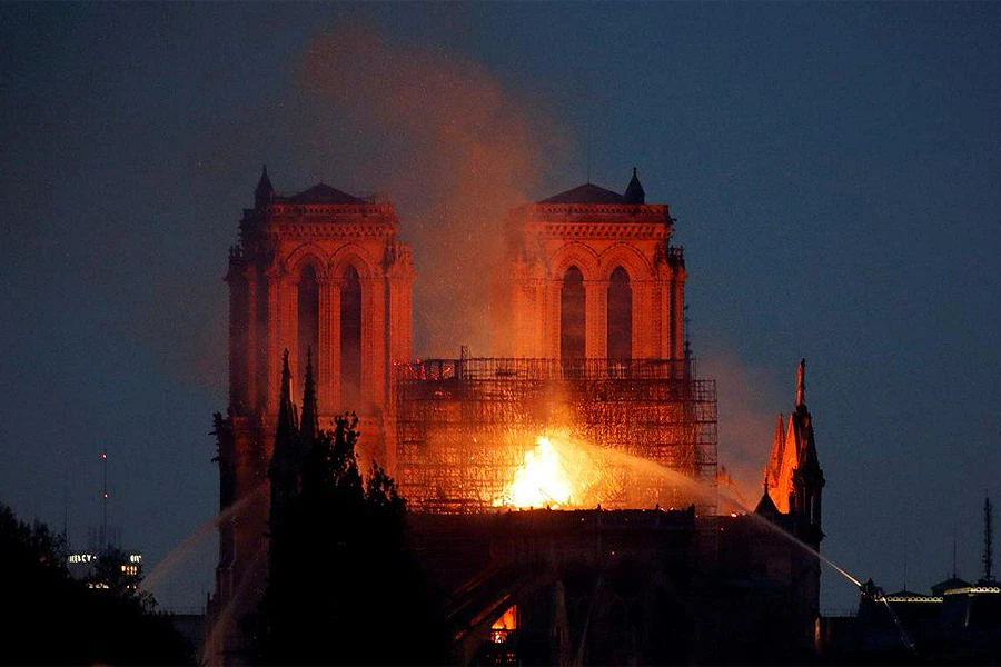 Francusku šokirao strašan požar u pariškoj katedrali Notre Dame