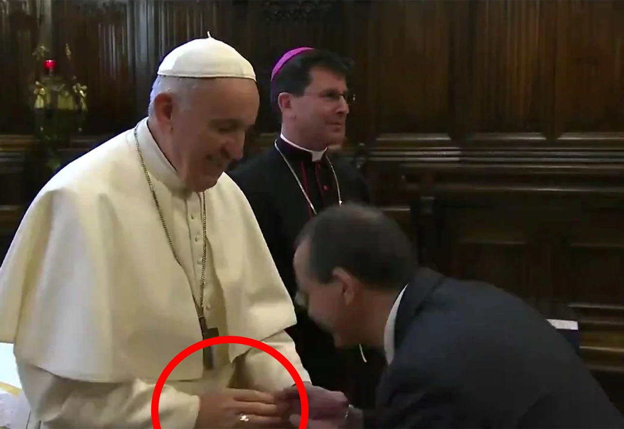 Papa nije baš oduševljen kad mu ljube prsten