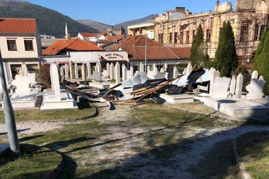 Vjetar 'otvorio' Pozorište