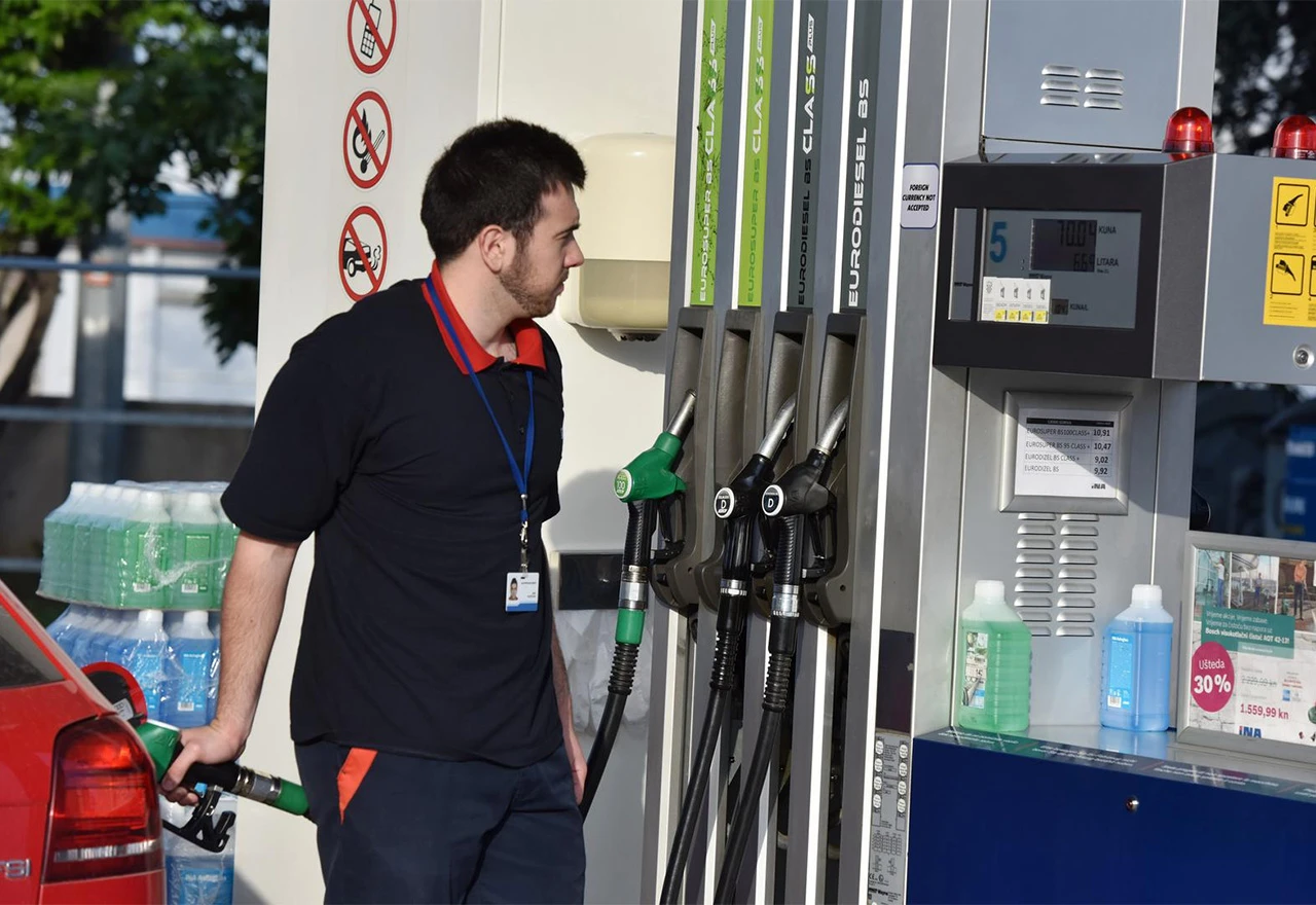 Uvijek treba dotaknuti automobil prije točenja benzina