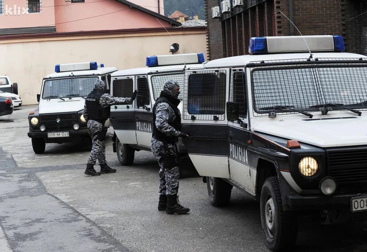 Filmska potjera u Tuzli: Pucali na policajce pa ih pokušali pregaziti