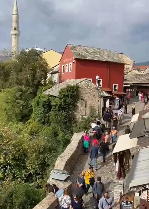Mostar: Turist pao sa zidića u Starom gradu, hitna reanimacija na mjestu događaja