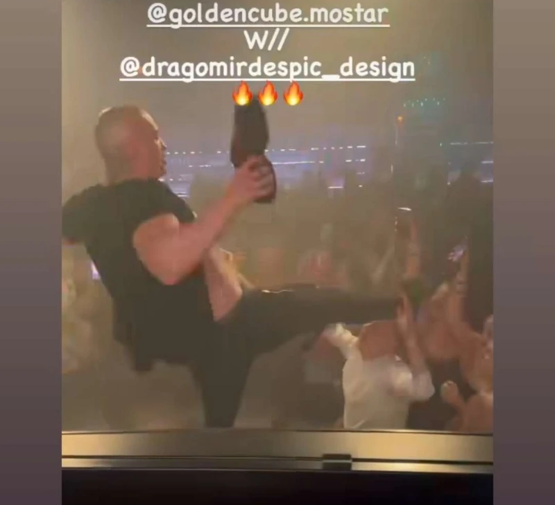 Desingerica Mostarce udarao patikama po glavi