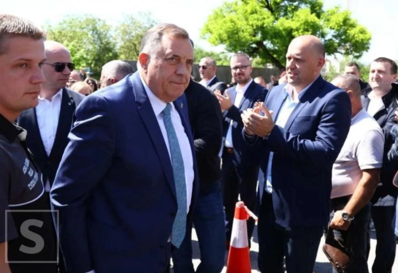 Dodik stigao na suđenje - Dočekan pljeskom 