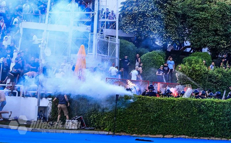 VIDEO | Nakon mostarskog derbija izbio sukob Ultrasa i policije