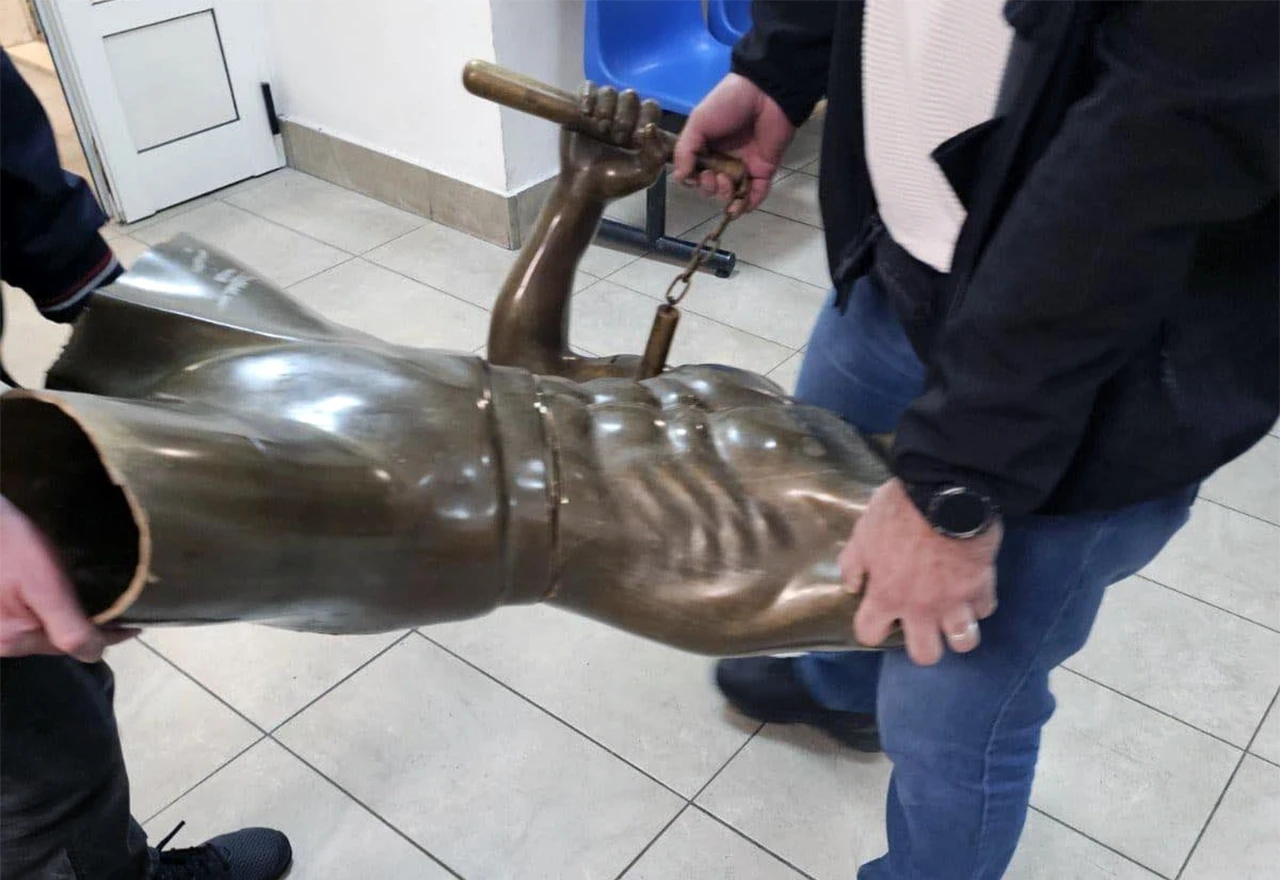 FOTO | Ispilan napola, bez nogu i glave - ovako izgledaju ostaci kipa Bruce Leeja