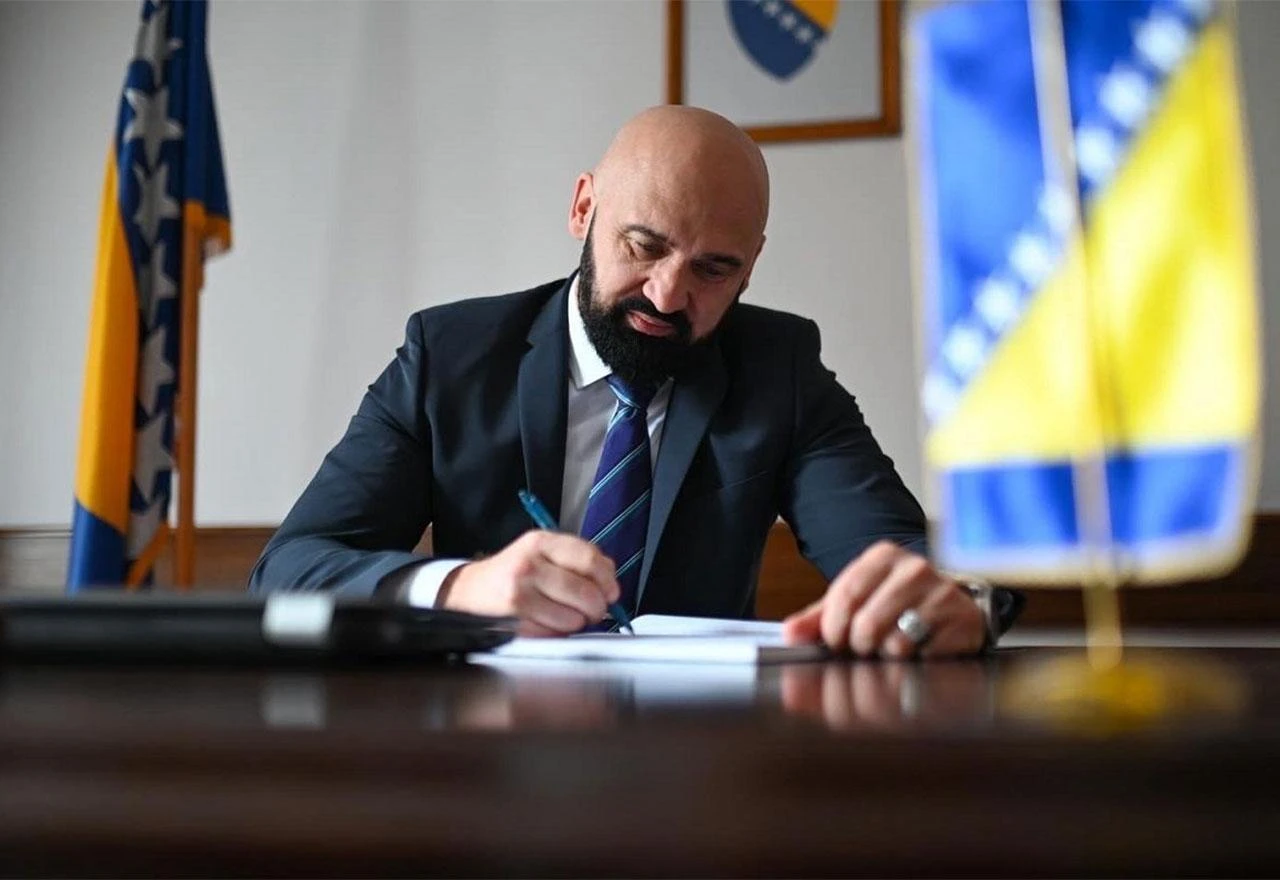 Nešić uči Isaka zakonima