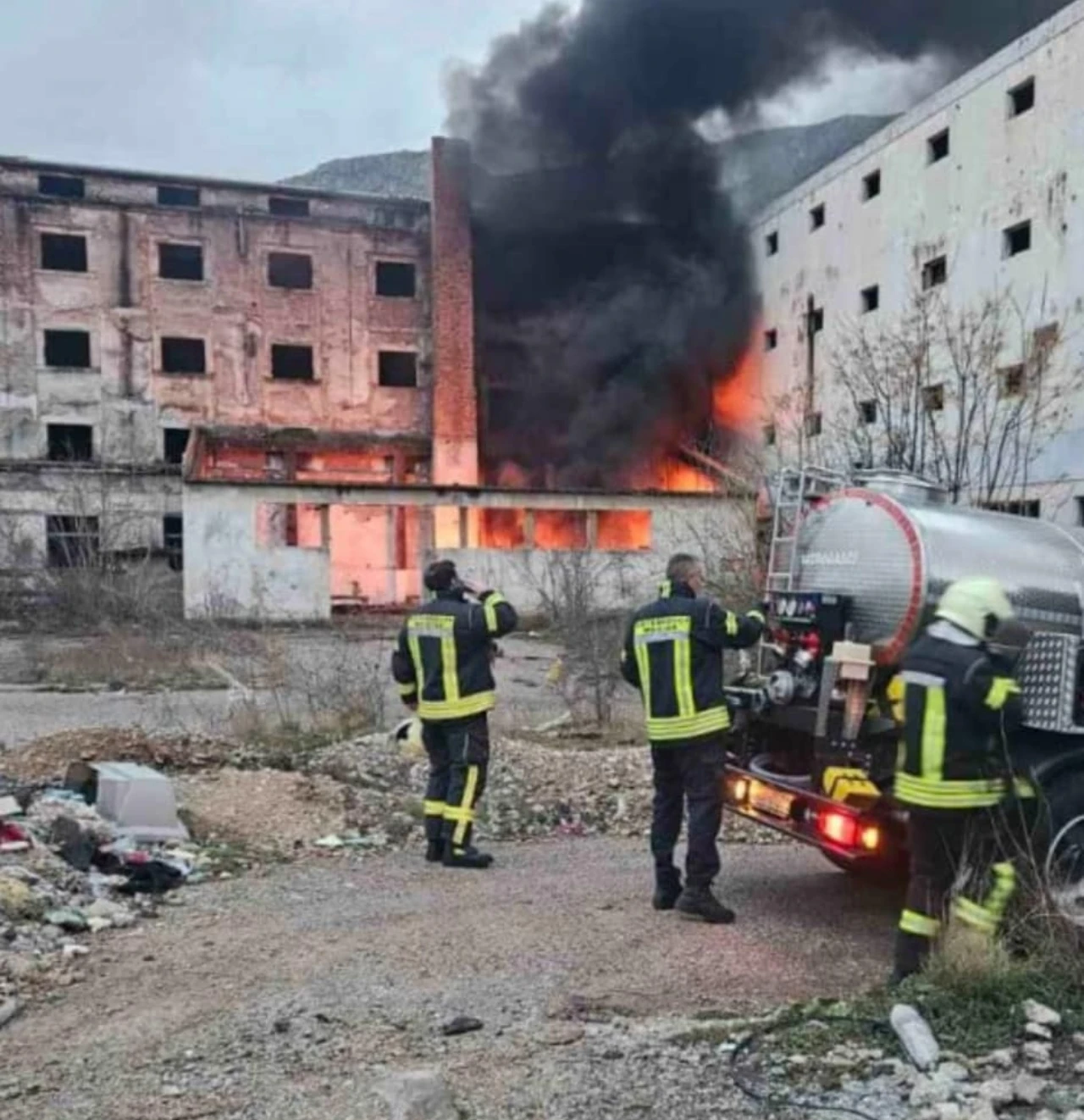 Mostar: Vatrogasci gasili požar u krugu Fabrike duhana