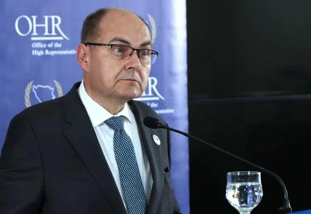 Schmidt opet dobio podršku, RS pozvana da prestane