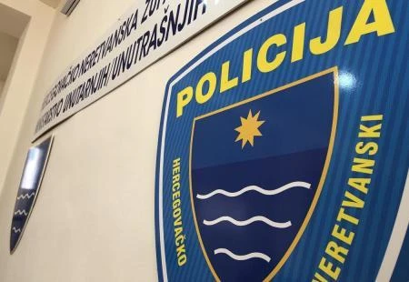Trojac gađao bocama i pucao na automobil Mostarca 