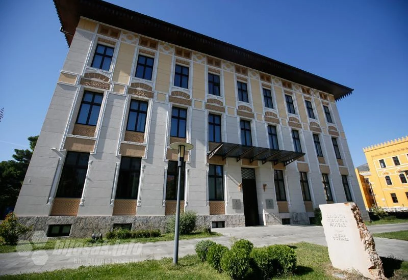 Tko to puca pred Gradskom vijećnicom?
