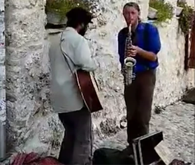 Veselo u mostarskom Starom gradu: Ulični svirači i mnoštvo turista