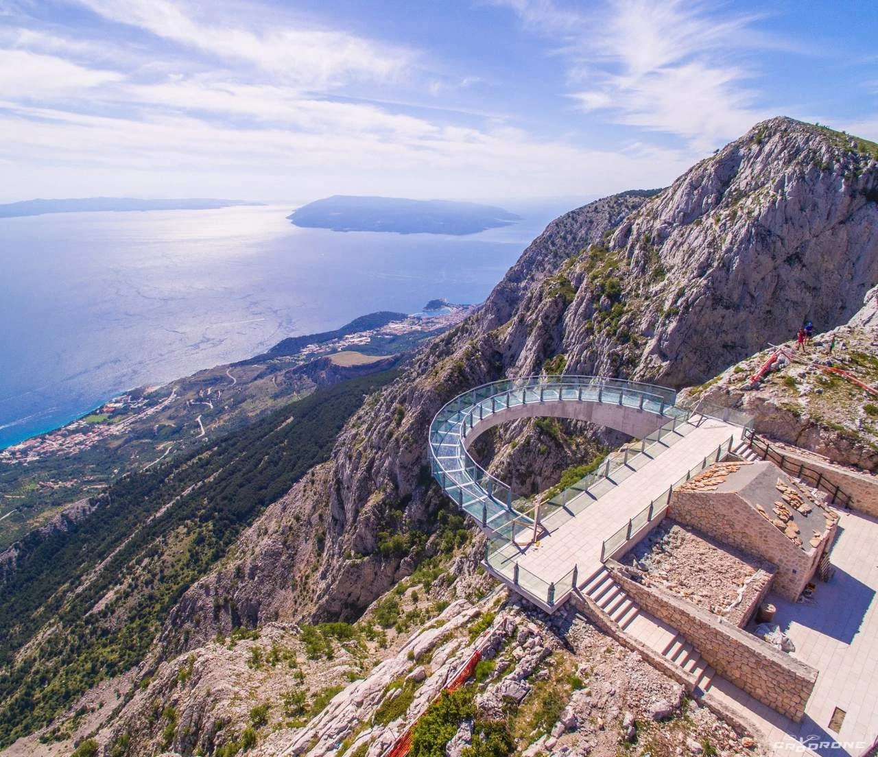 Skywalk na Biokovu ponovno otvoren za posjetitelje, puknuto staklo nije prijetnja