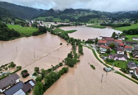 FOTO/VIDEO | Raste broj poginulih u Sloveniji, nevrijeme stiglo i u Hrvatsku