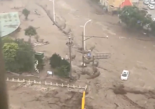 Poplave haraju Pekingom: Tisuće ljudi evakuirano
