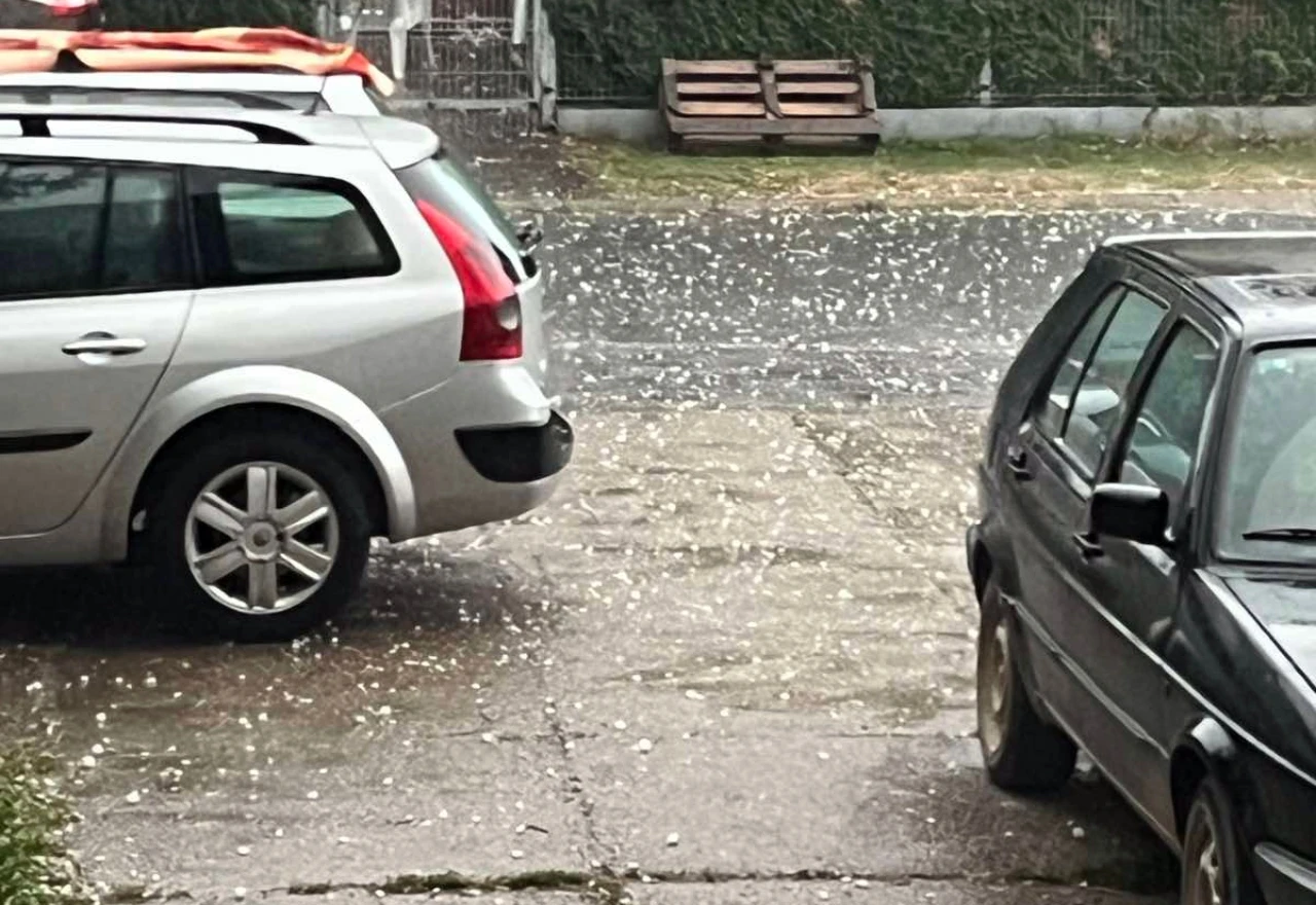 Olujno nevrijeme zahvatilo BiH: Oštećen krov banjalučkog aerodroma