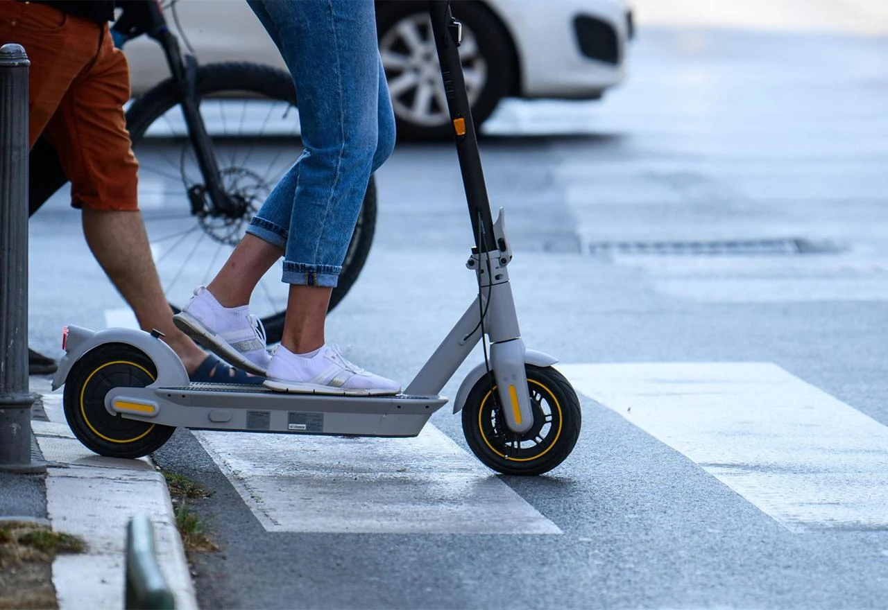 Kuda voziti? Električnim romobilom desnom stranom kolnika u smjeru kretanja