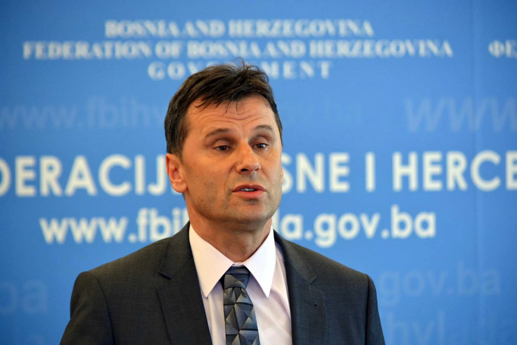 Novalić objavio fotografiju kad je bio dječak, najavio i povećanje mirovina