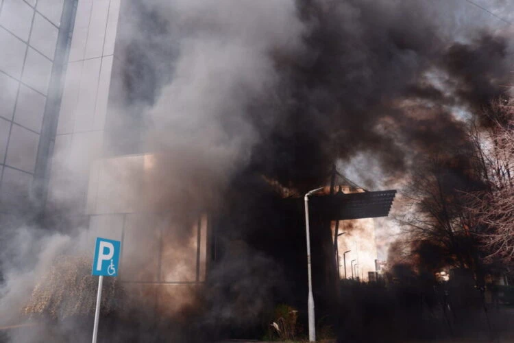 Bačene dimne bombe na zgradu vlade u Prištini