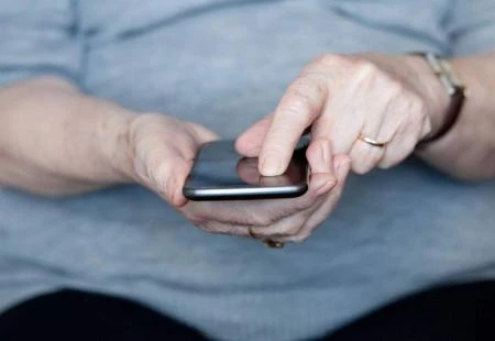 Njegovatelji pljačkali starca:  Ukrali pin, napravili i mobilno bankarstvo