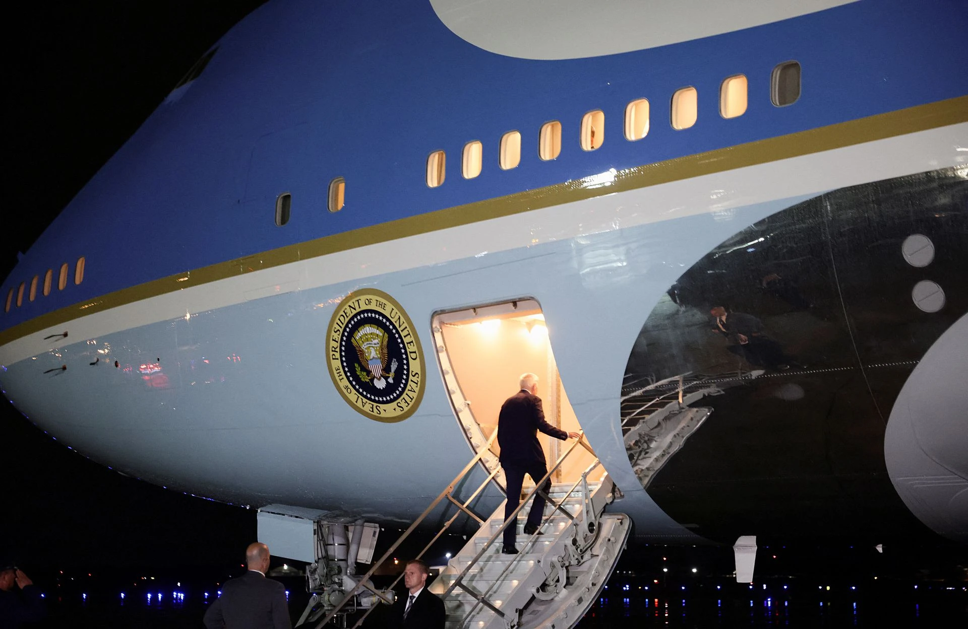 Biden u ulozi molera: Mininalno se mijenja vanjski izgled zrakoplova Air Force One