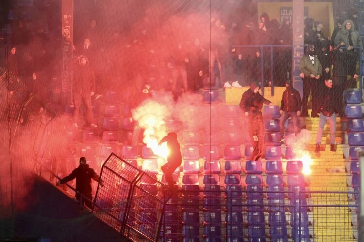 Sukobili se navijači: Prekinut meč između Želje i Borca