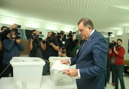 Dodik u Laktašima obavio građansku dužnost