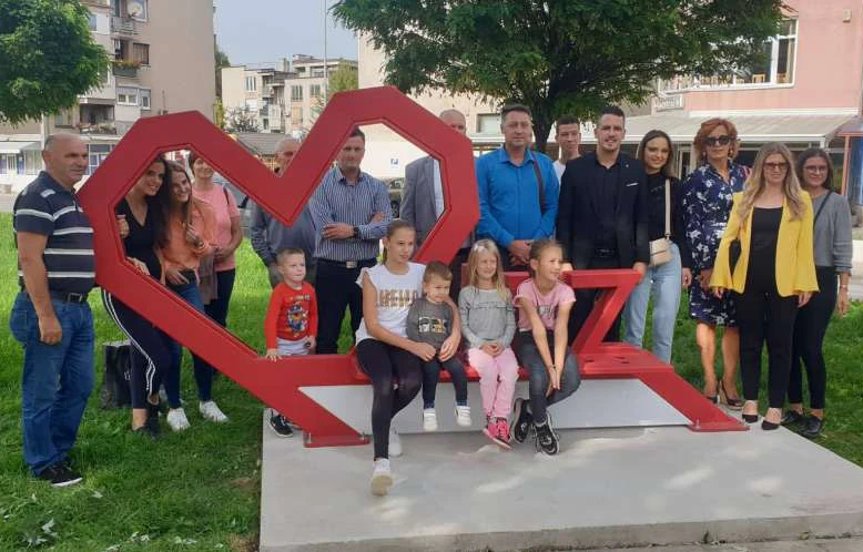 Mladi iz Viteza izgradili spomenik ljubavi