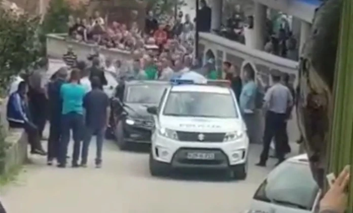 Izetbegović na predizborni skup stigao u pratnji policije, vikali mu “Tekbir” i “Allahu akbar”