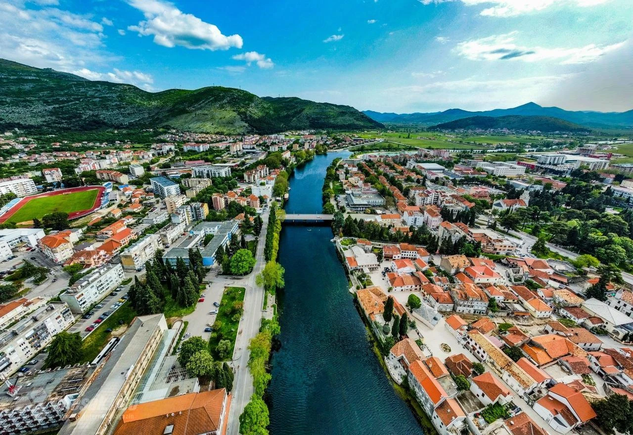 Trebinje: Turistkinja pala sa stijene i poginula prilikom fotografiranja