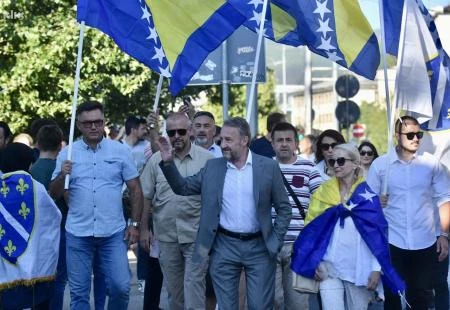 Građani se okupili ispred OHR-a; Bakir i Sebija dobili pljesak