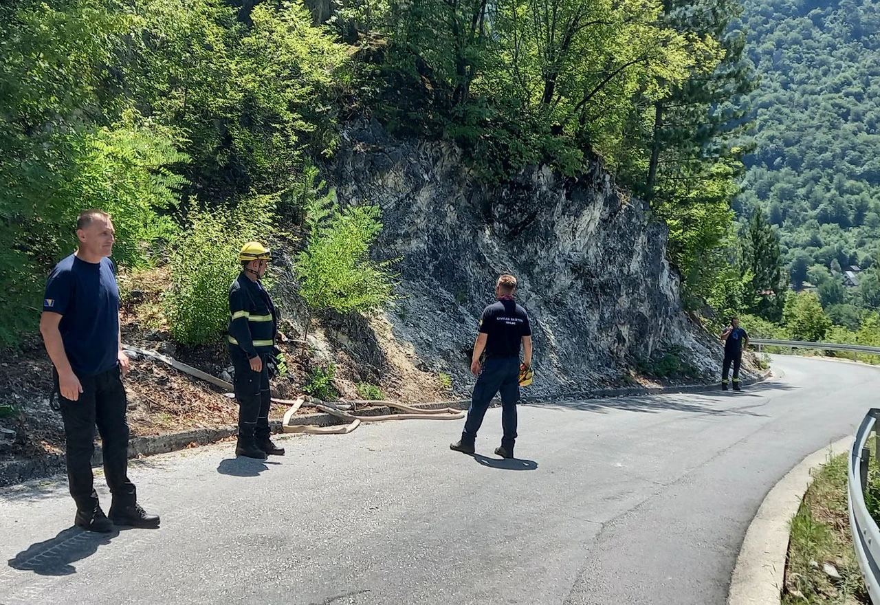 Požar u kanjonu Neretve u Konjicu i dalje je aktivan na nepristupačnom terenu