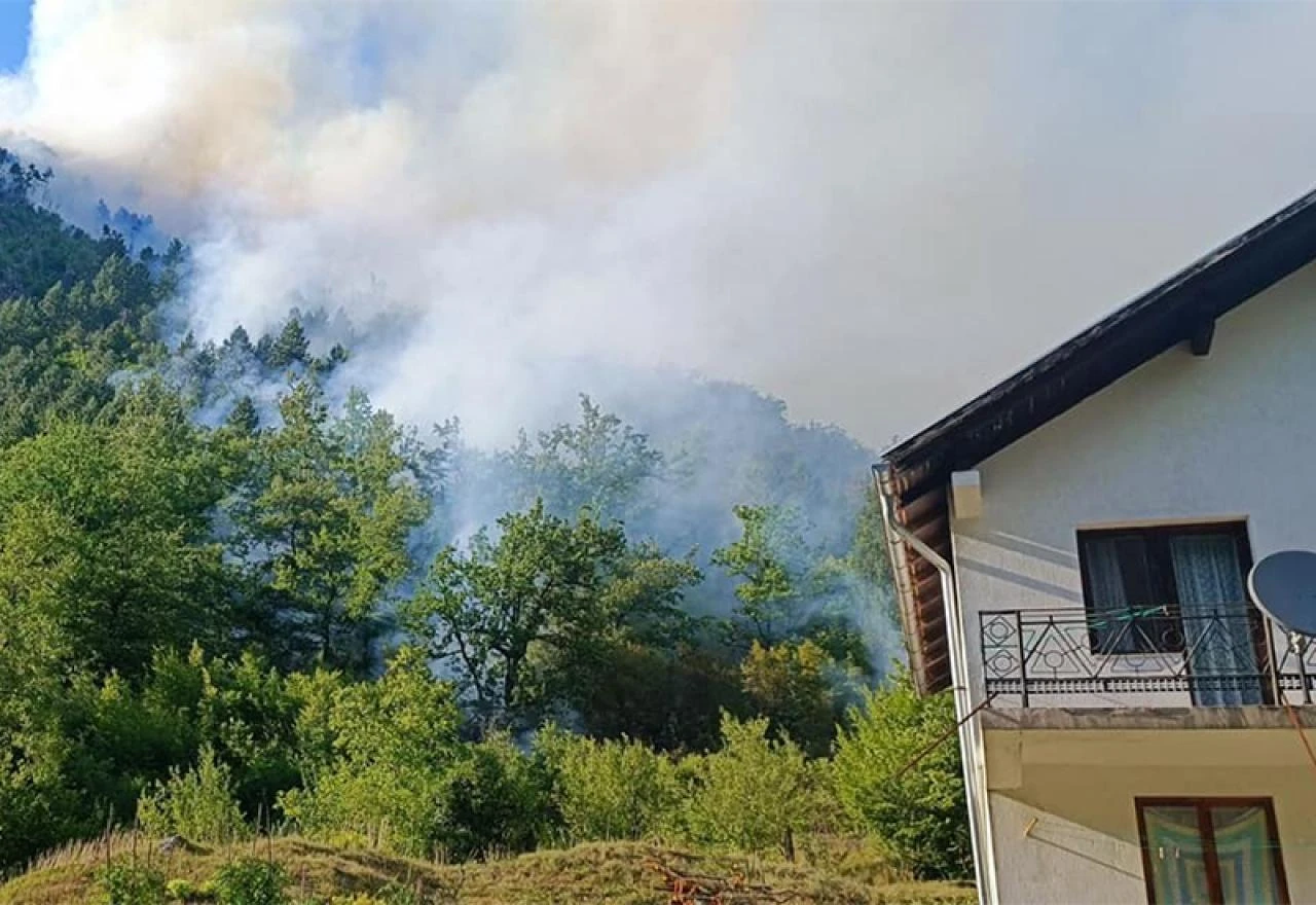 VIDEO | Konjic: Vatra zahvatila minsko polje, čuju se eksplozije