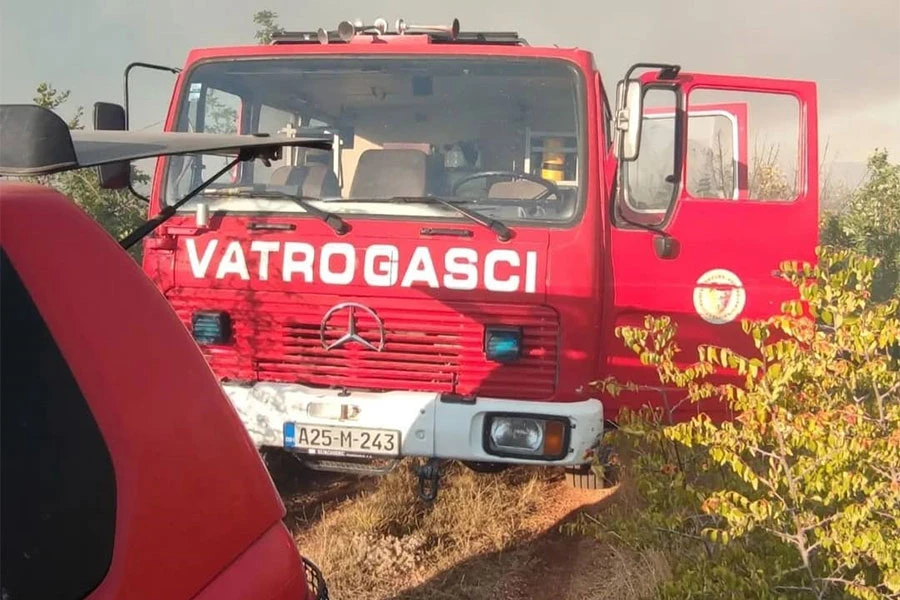 Aktivan požar kod mjesta Krehin Gradac, spašeno desetak objekata prema Krućevićima