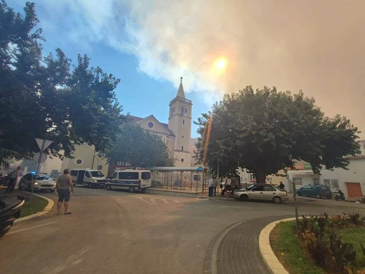 Strašan požar u Dalmaciji, vatra zahvatila  toranj crkve