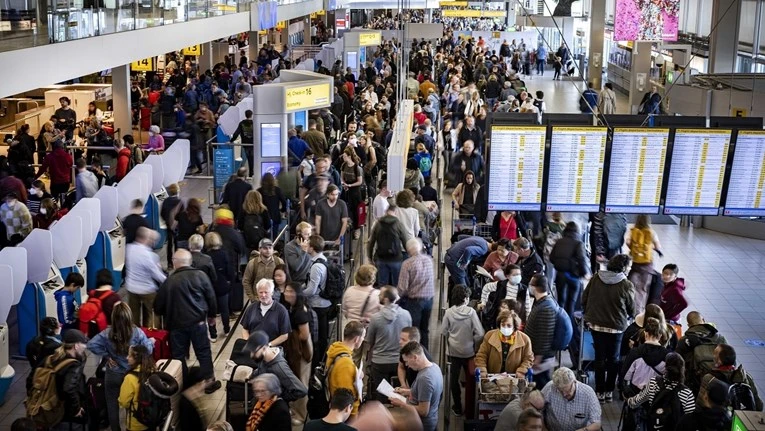 Kaos na aerodromu u Amsterdamu, ljudi čekaju na okolnim ulicama