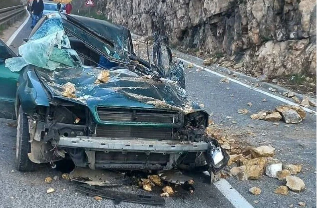 Dvoje ozlijeđenih: Stijena pala na automobil kod Jajca