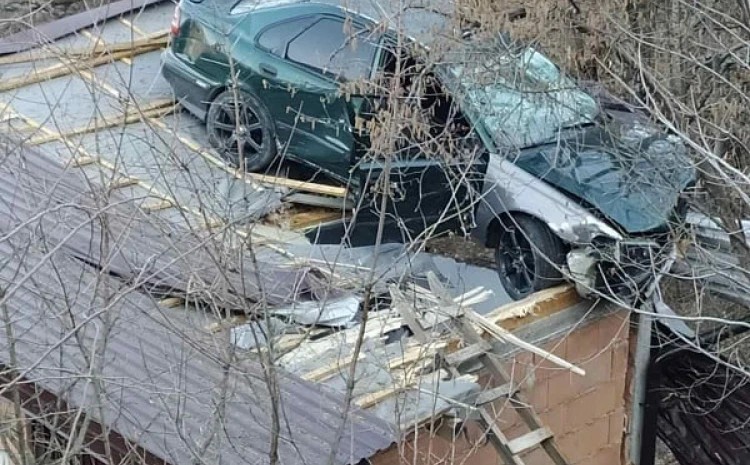 Automobil pao na krov objekta kod Konjica